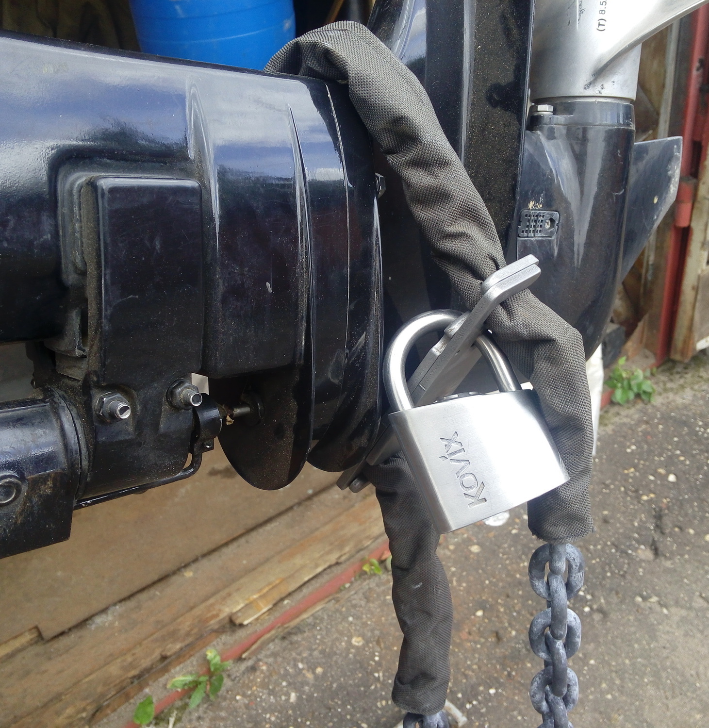 Цепь вокруг "ноги" лодочного мотора - самая лучшая защита от кражи Защита мотора от кражи