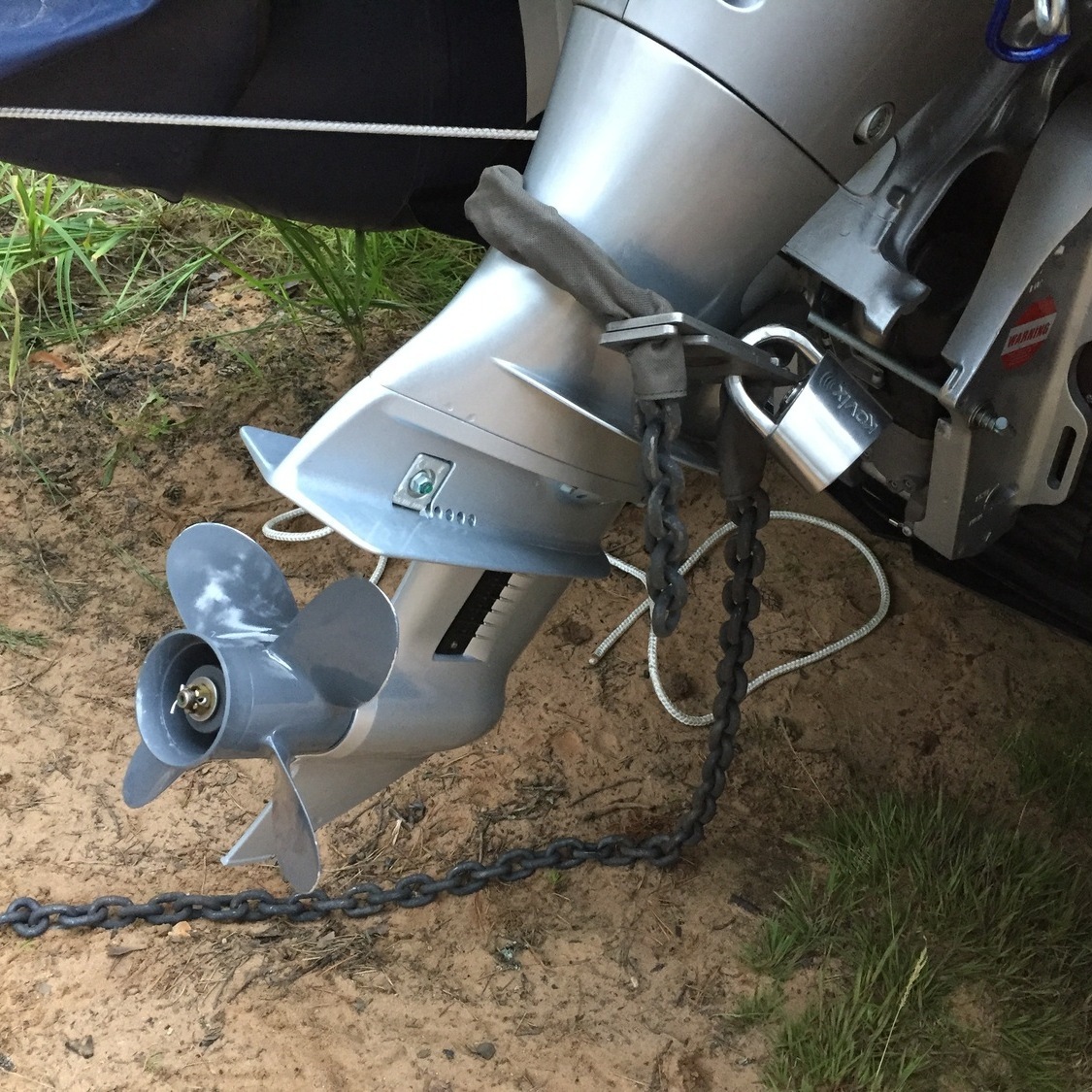 Цепь и замок с сигнализацией гарантированно защитят ваш мотор от кражи Защита мотора от кражи