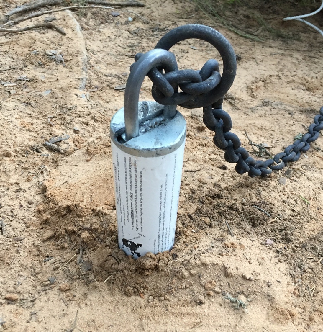 Цепь закреплена к якорю Цепь для лодки